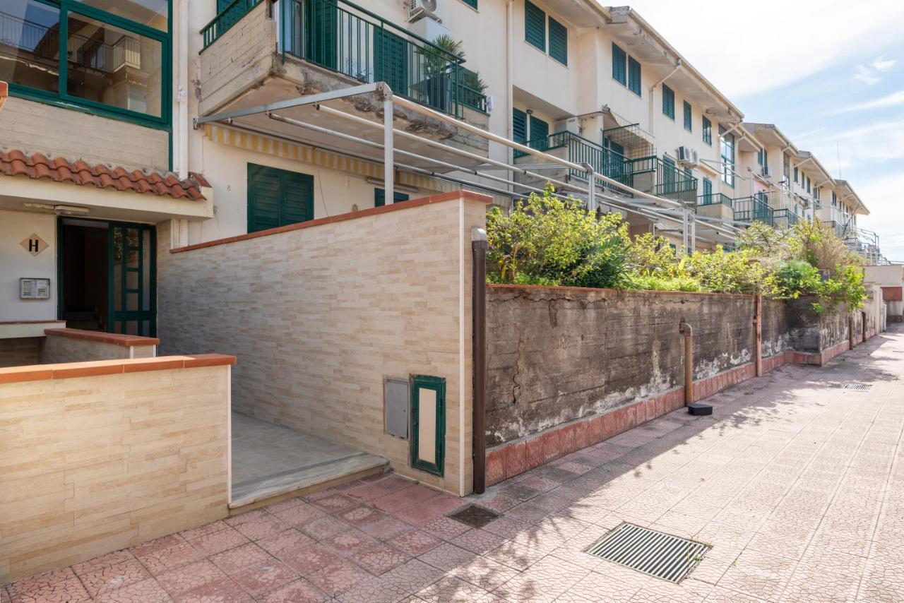 La Casa Di Tobia & Little Paradise Beach Apartments Giardini Naxos Bagian luar foto