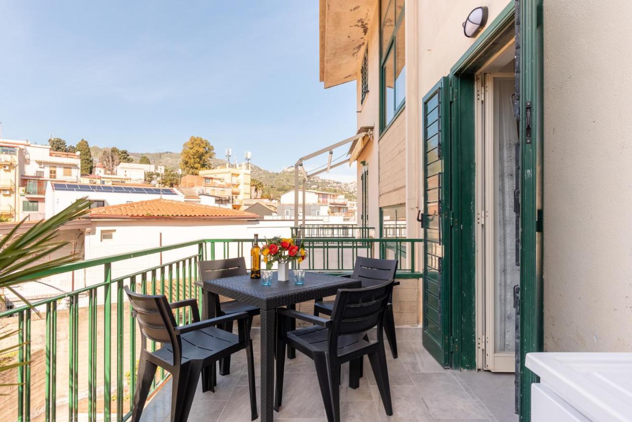 La Casa Di Tobia & Little Paradise Beach Apartments Giardini Naxos Bagian luar foto
