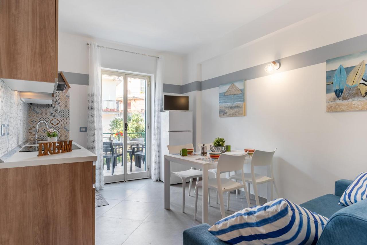La Casa Di Tobia & Little Paradise Beach Apartments Giardini Naxos Bagian luar foto
